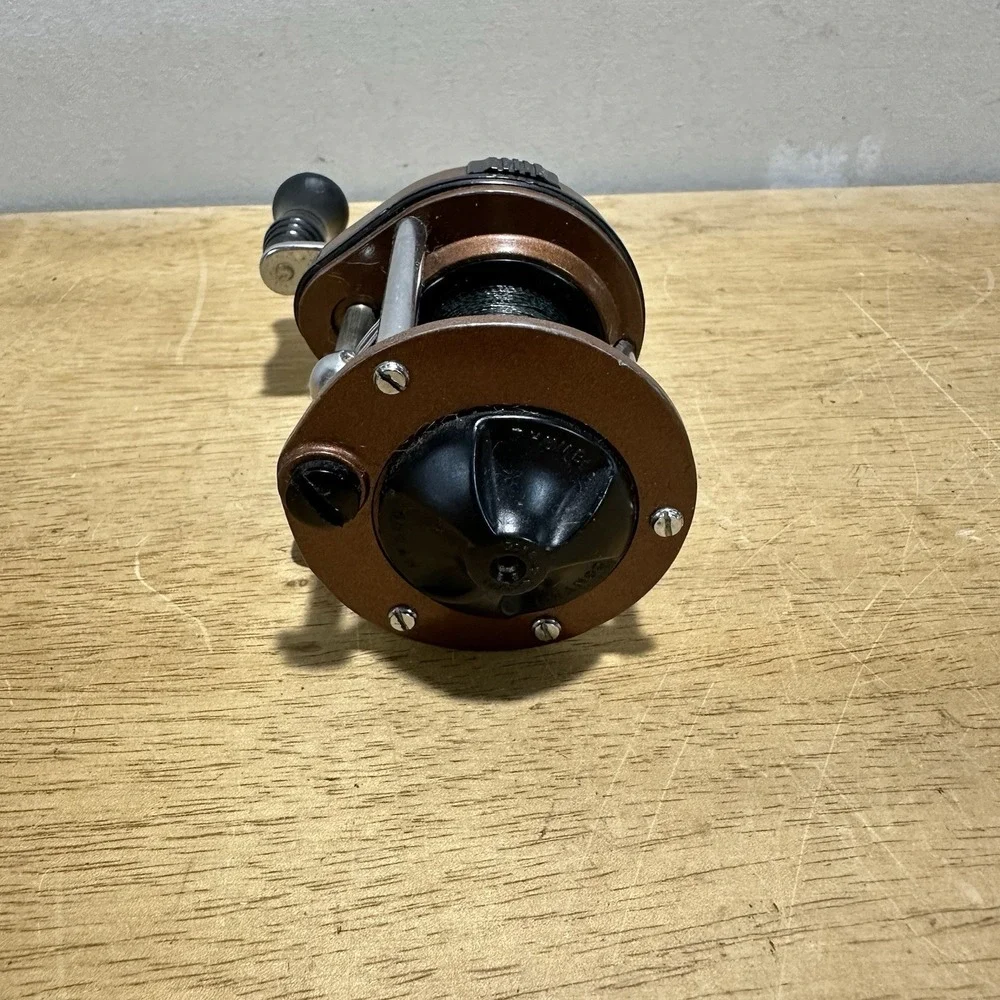 Vintage Pflueger Supreme 610B Bait Casting Fishing Reel Brown Level Wind